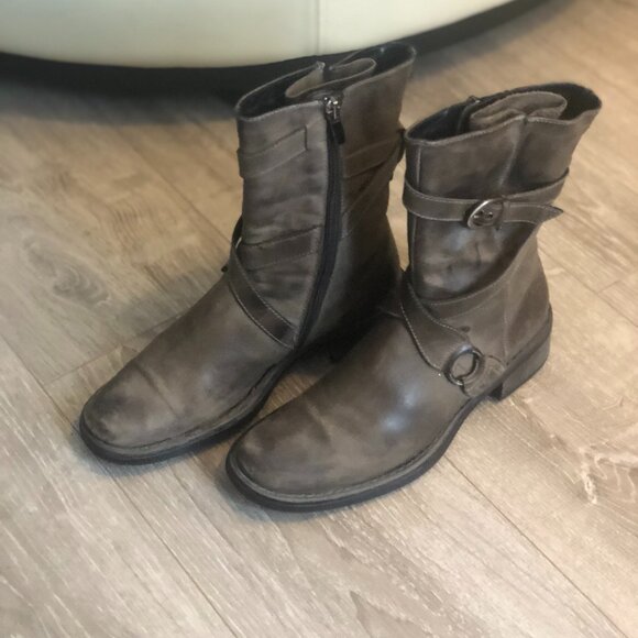 Stylish mid-calf leather boots in a distressed grey finish with crisscross strap - Picture 3 of 5